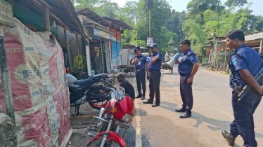 ফুটপাত দখলমুক্ত করতে গোসাইরহাট থানা পুলিশের অভিযান