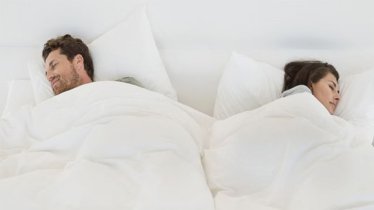 বয়স বাড়লে স্বামী-স্ত্রী আলাদা বিছানায় ঘুমের পরিণতি ভালো নয়: গবেষণা বয়স বাড়লে স্বামী-স্ত্রী আলাদা বিছানায় ঘুমের পরিণতি ভালো নয়: গবেষণা