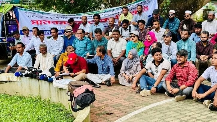 খাগড়াছড়িতে সাংবাদিকদের ওপর হামলা-হুমকির প্রতিবাদে মানববন্ধন খাগড়াছড়িতে সাংবাদিকদের ওপর হামলা-হুমকির প্রতিবাদে মানববন্ধন