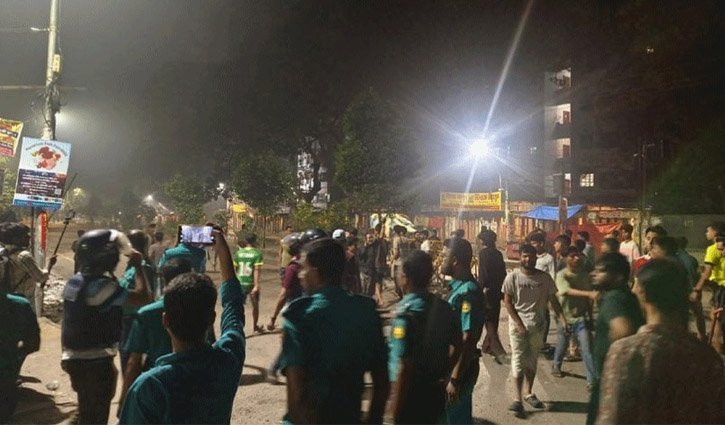 মধ্যরাতে ঢাবি ও ঢাকা কলেজের শিক্ষার্থীদের সংঘর্ষ