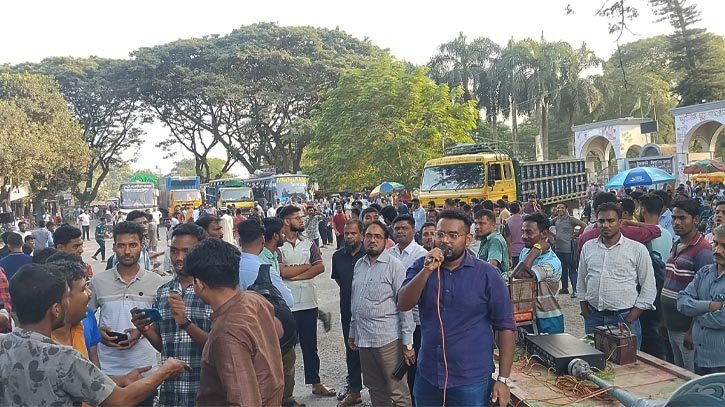 কুষ্টিয়া-খুলনা মহাসড়ক সংস্কারের দাবিতে ইবি শিক্ষার্থীদের সড়ক অবরোধ