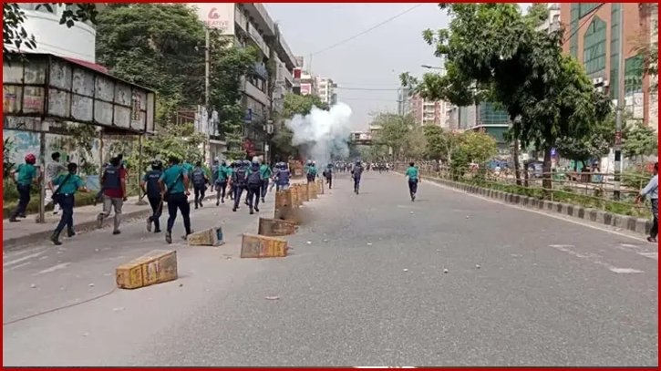 ধানমন্ডি আইডিয়াল কলেজের শিক্ষার্থীদের সঙ্গে পুলিশের সংঘর্ষ ধানমন্ডি আইডিয়াল কলেজের শিক্ষার্থীদের সঙ্গে পুলিশের সংঘর্ষ