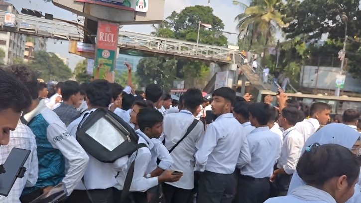 অধ্যক্ষের অনুরোধে সায়েন্সল্যাব থেকে সরে গেলেন শিক্ষার্থীরা