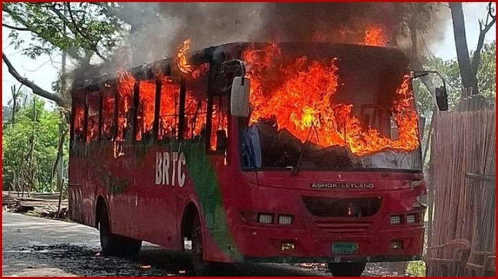 বরিশালে চলন্ত বিআরটিসি বাসে আগুন বরিশালে চলন্ত বিআরটিসি বাসে আগুন