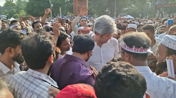 শিক্ষা মন্ত্রণালয়ের থেকে শিক্ষকদের অবরোধস্থলে এসে তোপের মুখে মঞ্জু-সাকি