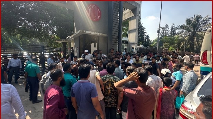 তিন মাস বেতন বন্ধ, অস্থায়ী শ্রমিকদের রেল ভবন ঘেরাও