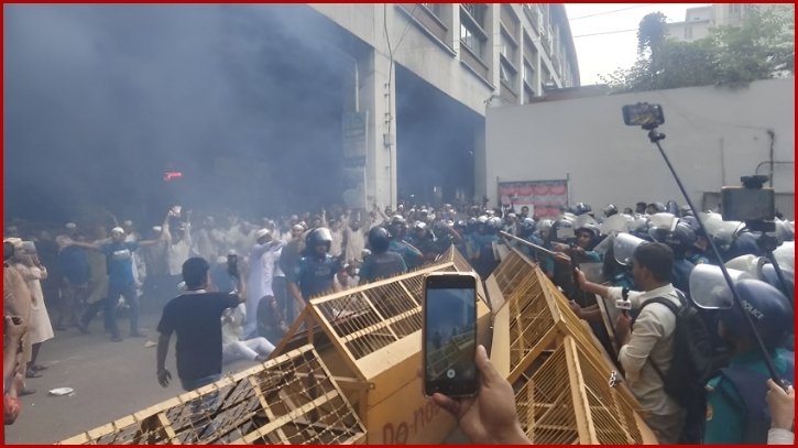 ইবতেদায়ী শিক্ষকদের মিছিলে পুলিশের সাউন্ড গ্রেনেড-জলকামান নিক্ষেপ ইবতেদায়ী শিক্ষকদের মিছিলে পুলিশের সাউন্ড গ্রেনেড-জলকামান নিক্ষেপ