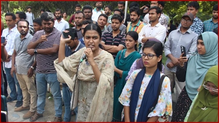 নারী শিক্ষার্থীকে নিয়ে ইবি শিক্ষকের কুরুচিপূর্ণ মন্তব্য, বহিষ্কারের দাবিতে শিক্ষার্থীদের মানববন্ধন নারী শিক্ষার্থীকে নিয়ে ইবি শিক্ষকের কুরুচিপূর্ণ মন্তব্য, বহিষ্কারের দাবিতে শিক্ষার্থীদের মানববন্ধন