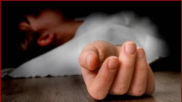 আলমারিতে কিশোরীর মরদেহ, বাবা-মাকে পুলিশের সামনেই মারধর