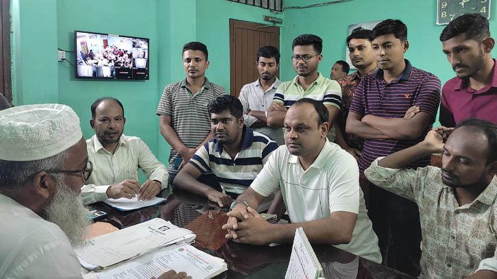 বিজেএস পরীক্ষায় পরিবহন সুবিধা দিতে ইবি ছাত্রদলের স্মারকলিপি