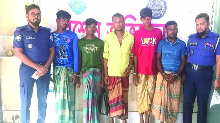স্বামীর সহযোগিতায় নারী শ্রমিককে তিন দিন ধরে সংঘবদ্ধ ধর্ষণ, গ্রেফতার ৫ স্বামীর সহযোগিতায় নারী শ্রমিককে তিন দিন ধরে সংঘবদ্ধ ধর্ষণ, গ্রেফতার ৫