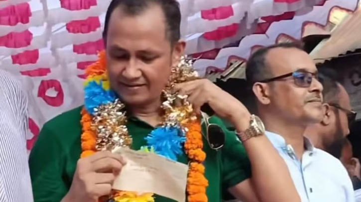 সমাবেশে বিএনপি নেতাকে ১০ লাখ টাকার চেক উপহার কর্মীর সমাবেশে বিএনপি নেতাকে ১০ লাখ টাকার চেক উপহার কর্মীর