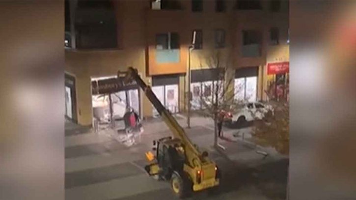 প্রকাশ্যে দোকান ভেঙে আস্ত এটিএম বুথ তুলে নিয়ে গেল একদল চোর প্রকাশ্যে দোকান ভেঙে আস্ত এটিএম বুথ তুলে নিয়ে গেল একদল চোর