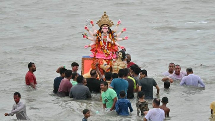 চট্টগ্রামে বৃষ্টির মধ্য দেবীদুর্গাকে বিসর্জন