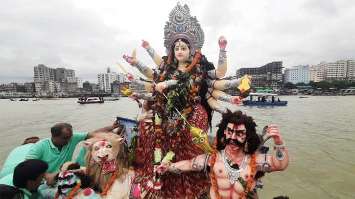 দেবীর বিসর্জনের মধ্য দিয়ে শেষ হলো শারদীয় দুর্গোৎসব