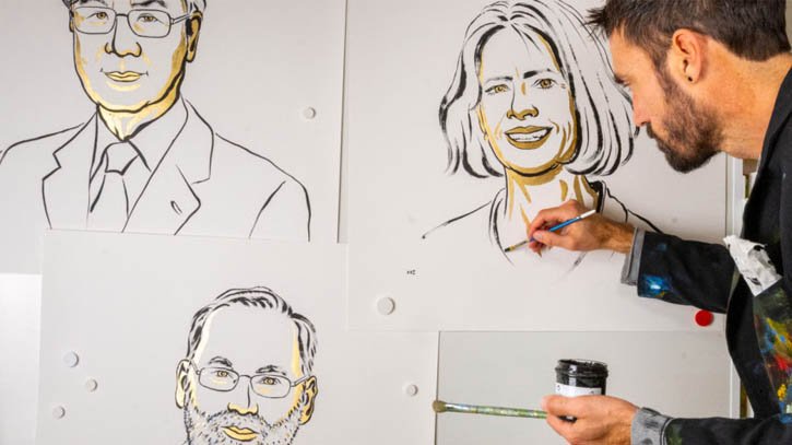 নোবেল বিজয়ীদের সোনালি-কালো প্রতিকৃতির রহস্য কি?