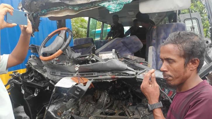 র‍্যাবের গাড়ির সঙ্গে বাসের সংঘর্ষে দুই বছরের শিশু নিহত, আহত ২২