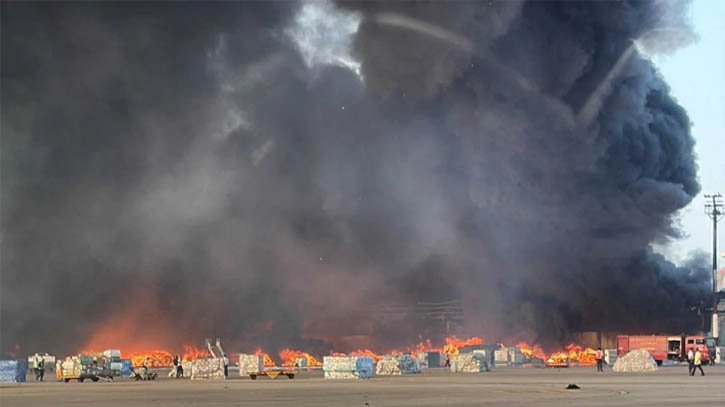 শাহজালাল বিমানবন্দরের ভয়াবহ আগুন, ঢাকাগামী ফ্লাইট যাচ্ছে চট্টগ্রাম-কলকাতায়