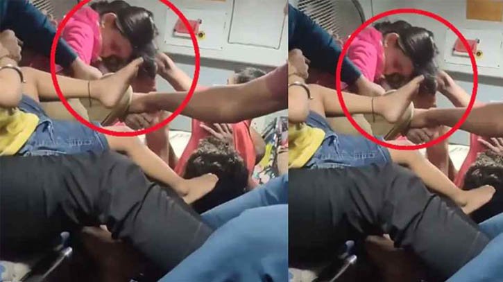 ট্রেনের বগিতে দুই তরুণীর চুল ধরে টানাহেঁচড়া, ভিডিও ভাইরাল ট্রেনের বগিতে দুই তরুণীর চুল ধরে টানাহেঁচড়া, ভিডিও ভাইরাল