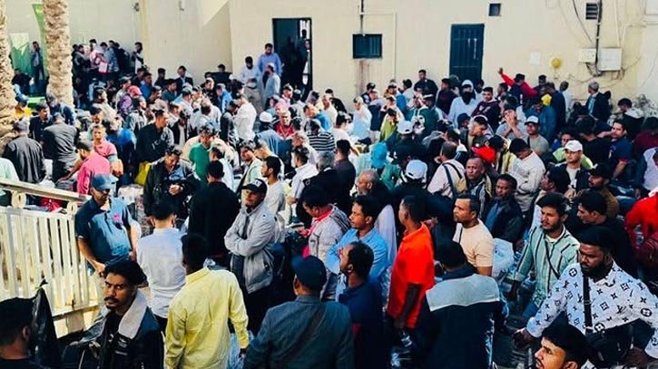 লিবিয়া থেকে দেশে ফিরল ৩০৯ বাংলাদেশি