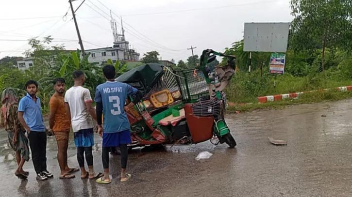 ট্রাকচাপায় দুমড়ে গেছে অটোরিকশা, নিহত ২