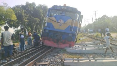 পাবনায় ট্রেন লাইনচ্যুত, ঢাকার সঙ্গে উত্তরবঙ্গের রেল যোগাযোগ বন্ধ