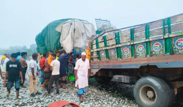 আলু বোঝাই ট্রাকে পাথর বোঝাই ট্রাকের ধাক্কা, নিহত ১
