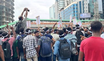 কারওয়ান বাজারে মালয়েশিয়া গমনেচ্ছুদের বিক্ষোভ