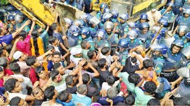 খুলনায় স্থানীয়দের সঙ্গে পুলিশের সংঘর্ষ, আহত ৩০
