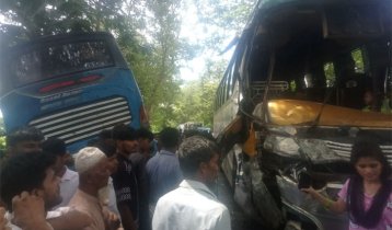 মাদারীপুরে দুই যাত্রীবাহী বাসের মুখোমুখি সংঘর্ষে আহত ১৫