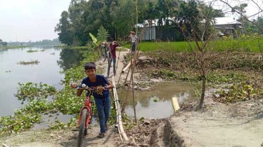 কুড়িগ্রামে সড়ক ভাঙন: শিক্ষক-শিক্ষার্থী ও কৃষকদের নিত্য দুর্ভোগ