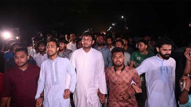 নির্বাচন বয়কটের পর রাতে ক্যাম্পাসে ছাত্রদলের বিক্ষোভ মিছিল