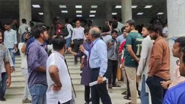 ডাকসুর কেন্দ্রে ভোট চাইছেন প্রার্থীরা, সরিয়ে দিলেন রিটার্নিং কর্মকর্তা