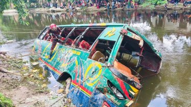 লক্ষ্মীপুরে যাত্রীবাহী বাস নিয়ন্ত্রণ হারিয়ে খালে, নিহত ৩