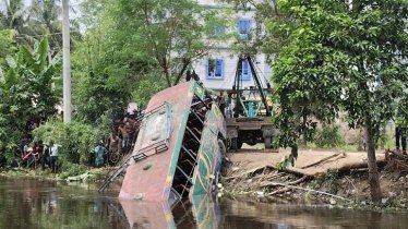লক্ষ্মীপুরে যাত্রীবাহী বাস খালে, নিহত বেড়ে ৫