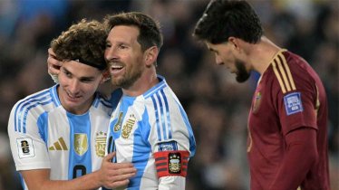 জোড়া গোলে আর্জেন্টিনার মাটিতে মেসির শেষ ম্যাচ