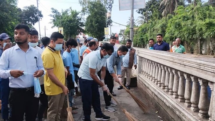 ঝাড়ু হাতে সড়কে সিলেটের ডিসি