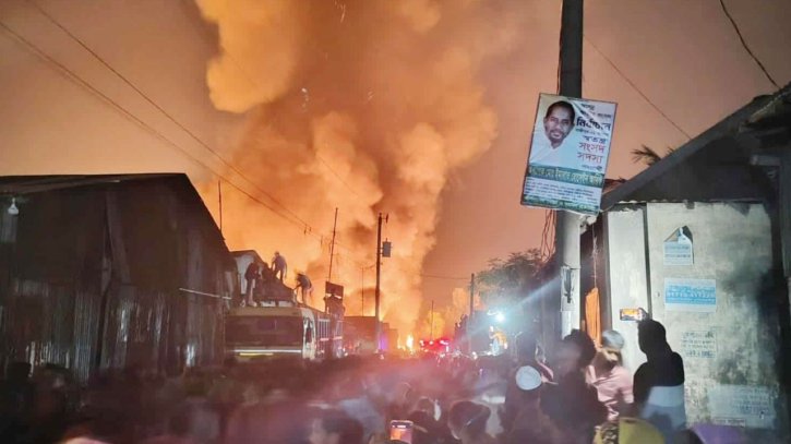 গাজীপুরে ঝুটের গুদামে আগুন, নিয়ন্ত্রণে ফায়ার সার্ভিস 