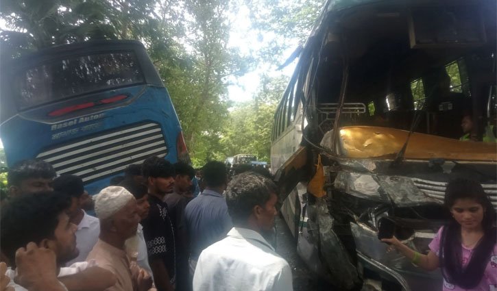 মাদারীপুরে দুই যাত্রীবাহী বাসের মুখোমুখি সংঘর্ষে আহত ১৫
