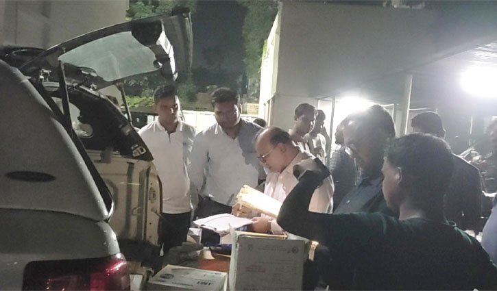 সরকারি গাড়িতে মেয়াদোত্তীর্ণ ওষুধ, হাতেনাতে ধরলেন উপদেষ্টা
