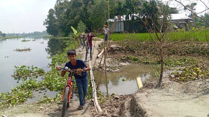 কুড়িগ্রামে সড়ক ভাঙন: শিক্ষক-শিক্ষার্থী ও কৃষকদের নিত্য দুর্ভোগ