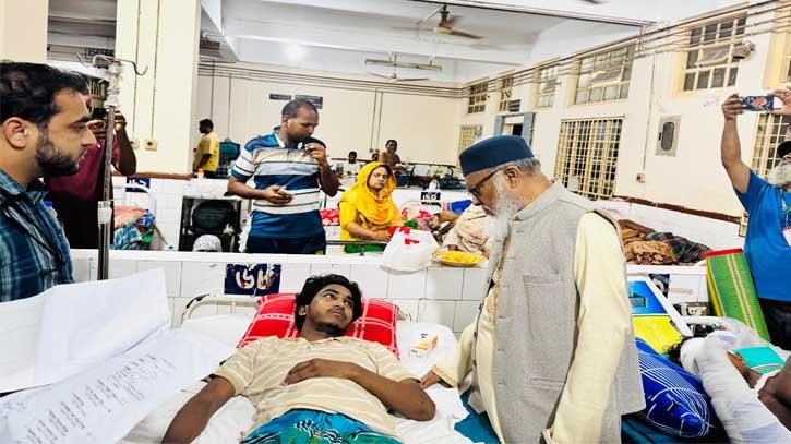 চবির আহত শিক্ষার্থীদের দেখতে মধ্যরাতে চমেকে ধর্ম উপদেষ্টা