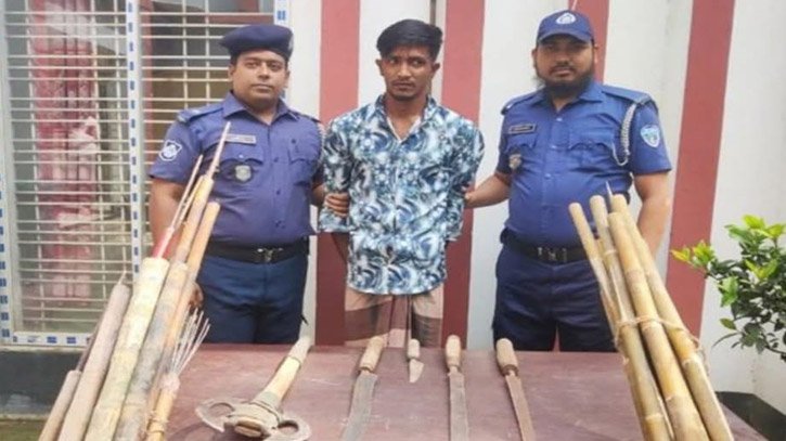 নবীনগরে বিপুল দেশীয় অস্ত্রসহ যুবক গ্রেফতার