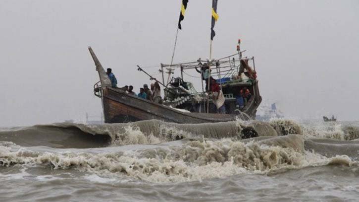 সাগরে মাছ শিকারে গিয়ে পনের দিন ধরে নিখোঁজ ১৬ জন