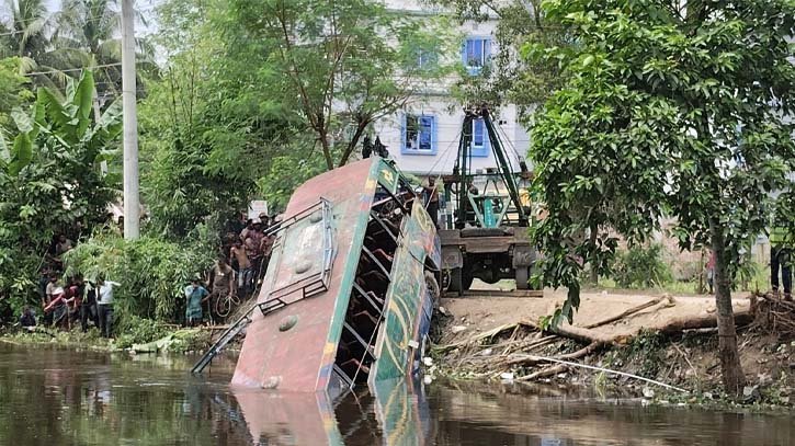 লক্ষ্মীপুরে যাত্রীবাহী বাস খালে, নিহত বেড়ে ৫ লক্ষ্মীপুরে যাত্রীবাহী বাস খালে, নিহত বেড়ে ৫