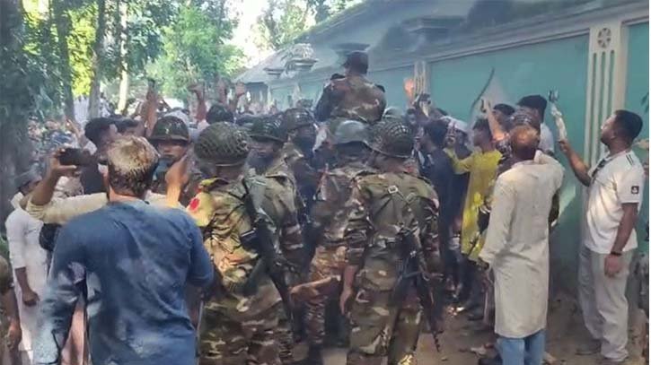 রাজবাড়ীতে কবর থেকে মরদেহ তুলে আগুন, সংঘর্ষে নিহত ২