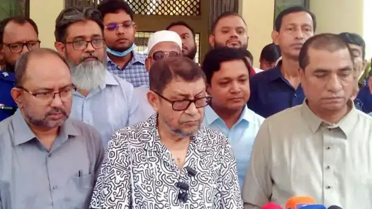 আকস্মিক উপজেলা স্বাস্থ্য কমপ্লেক্স পরিদর্শনে স্বাস্থ্যমন্ত্রী