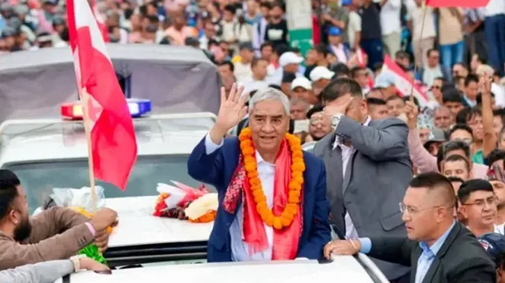 দীর্ঘ পাঁচ মাস চিকিৎসা শেষে দেশে ফিরলেন নেপালের সাবেক প্রধানমন্ত্রী