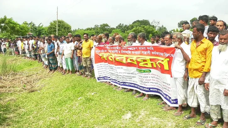 সিরাজগঞ্জে নৌপথে চাঁদাবাজি বন্ধের দাবীতে ২৭ গ্রামবাসীর মানববন্ধন