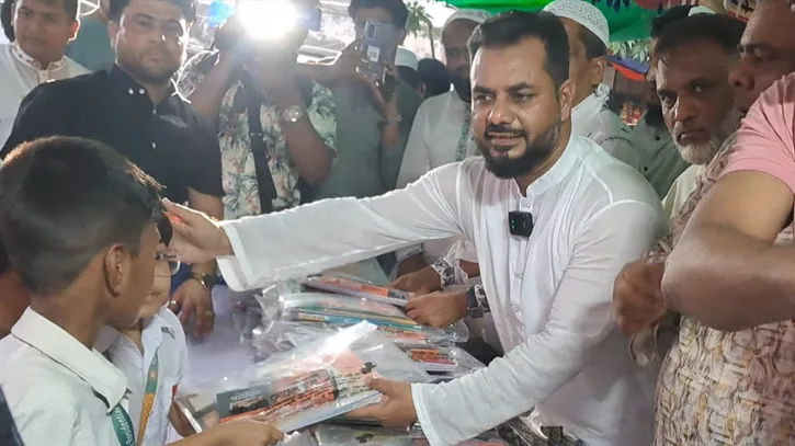 দক্ষিণ কেরানীগঞ্জে স্বেচ্ছাসেবক দলের শিক্ষা উপকরণ বিতরণ